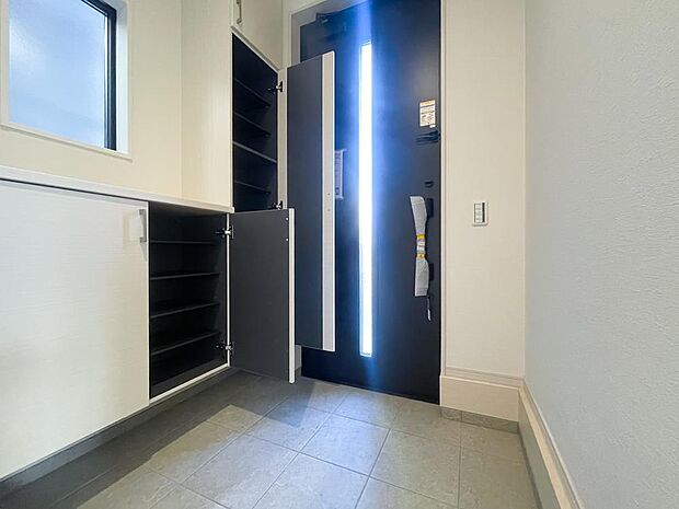 収納スペースが広く玄関のスペースはゆとりがあり入口から楽しめる空間になっています。