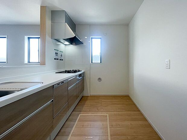 ナチュラルカラーで統一されたキッチンは、ご家族を見守る事の出来る生活導線上に配置。皆が集まるＬＤＫを見ながら振るう料理は、愛情と温もりが詰まった素敵なモノになりそうですね。