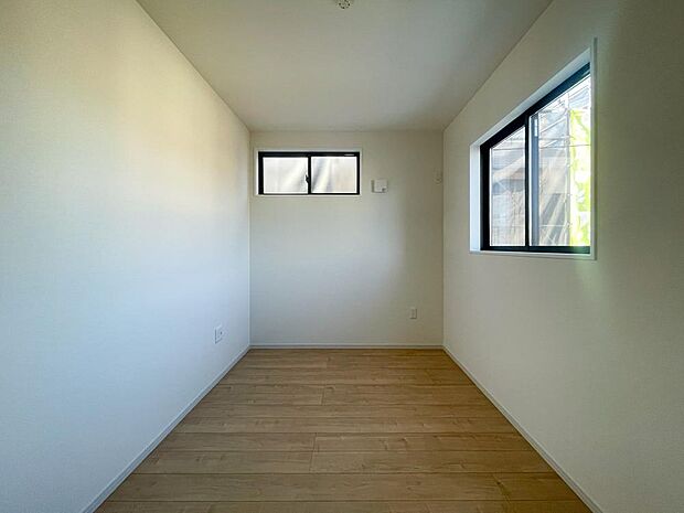 お子様の心と身体を見守る子供部屋として、思春期のプライバシーを重視したり、成長に合わせて机やベットを自由にレイアウトできるようにと、小さな自立心を育むお部屋作りを見越してご覧下さい。