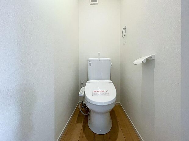 いつまでも清潔な空間であって頂けますように、目に留まるだけではなく、汚れをふき取り易いフロアと壁紙をチョイス致しました。洗浄便座になっておりますので、とても清潔にご使用いただけます。