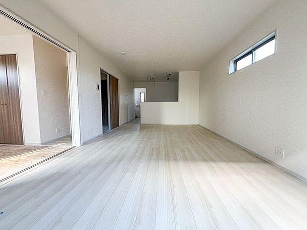 ダイニングテーブルとソファを置いてもゆとりがあり、お子様が走り回れるほどの広さを確保しました 。