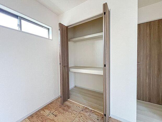 「リビング横の和室には、奥行きのある収納スペースを完備しました 。