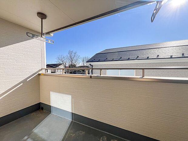 主寝室（7帖）から出入りできる南向きのバルコニーです 。