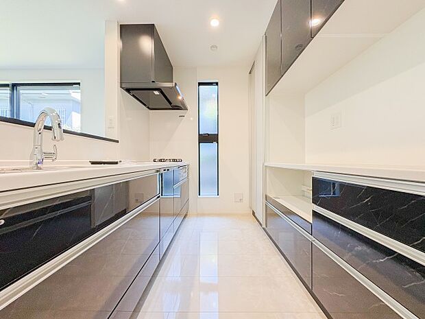 広々としたキッチンは、家族みんなで料理を楽しむのにぴったり。収納力が充実しており、調理器具や食材もすっきり片付けられます。さらに、お手入れがしやすい設計で、毎日の料理が快適に進みます。