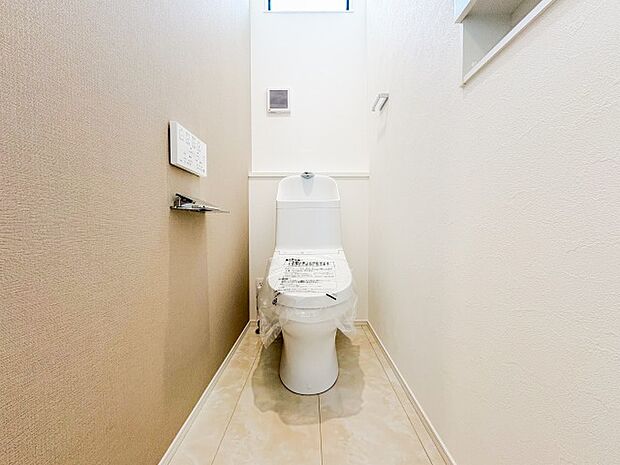 新築ならではの清潔感あふれるトイレ。シンプルでモダンなデザインが快適な空間を作り、日々の使用が気持ちよく過ごせます。広めのスペースがあり、機能性も充実しています。