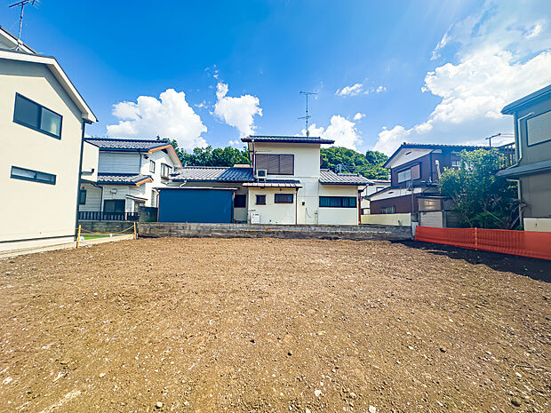 現地は大通りから外れた閑静な住宅地。スーパーやコンビニ、病院も徒歩圏内です。2025/7/13撮影