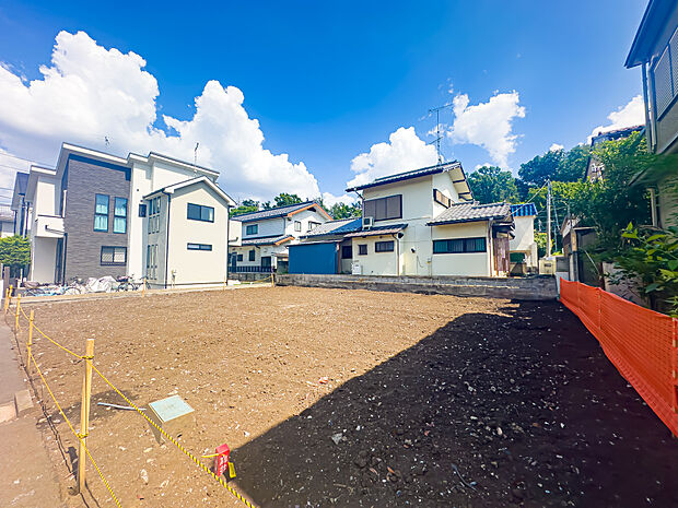 前面道路は約6mの広さがございます。車通りが少ない住宅地に位置し、車庫入れがスムーズに行えます。2025/7/13撮影