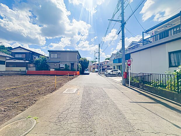 徒歩圏内に、教育機関（小中学校・保育園）、スーパー、コンビニ、病院などが揃う暮らしやすい周辺環境でございます。2025/7/13撮影