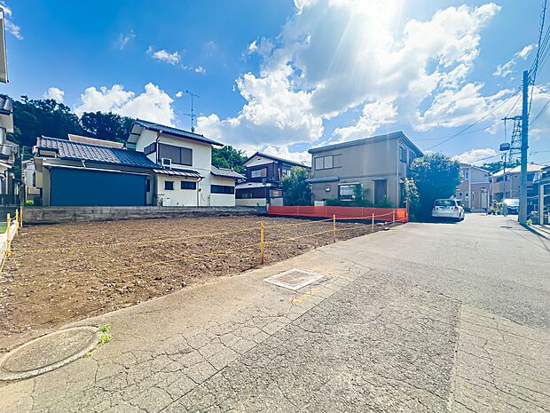 前面道路は約6mの広さがございます。車通りが少ない住宅地に位置し、車庫入れがスムーズに行えます。2025/7/13撮影