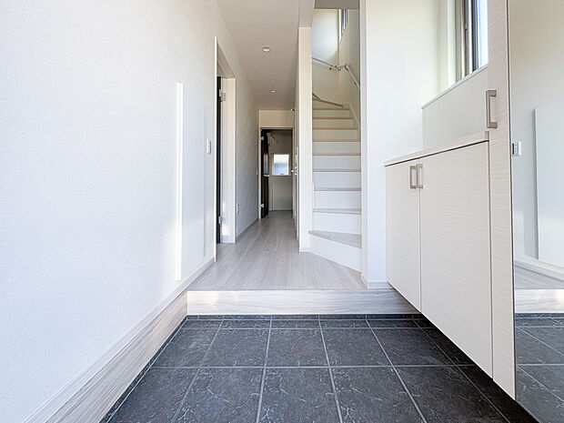扉開けると玄関自体が広々としていて快適な気分になると思います。