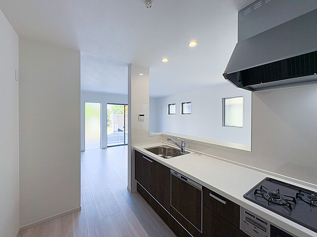 キッチンからも見やすくお子様がいても安心できるような空間になっています。