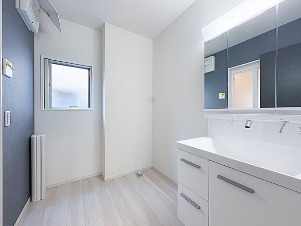 明るく広々とした脱衣場なので洗濯や着替えに便利だと思います