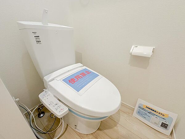 温水洗浄便座付きトイレ。シンプルで清潔感のある空間に仕上がっています。