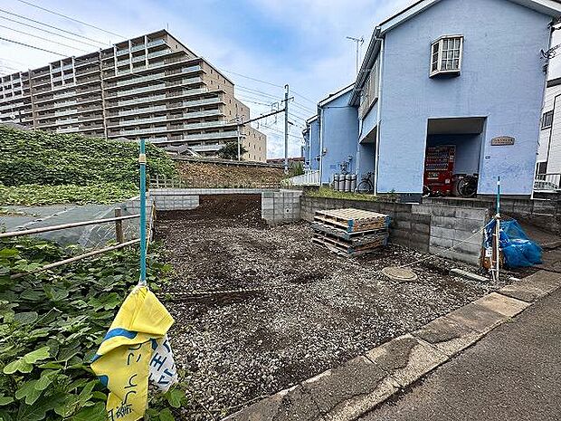 JR八王子駅まで徒歩圏の便利な立地。商業施設や教育環境が整い、都心アクセスも快適な新築分譲地です。