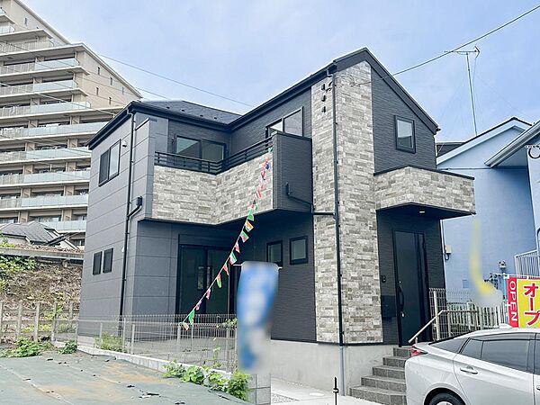重厚感のあるツートンカラーが目を引くスタイリッシュな外観。存在感のあるデザインと洗練された佇まいが、住まう方の満足感を高めてくれます。