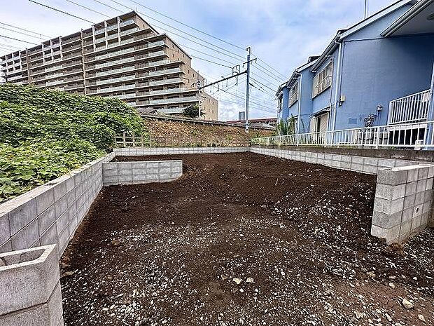 南面に開けた明るい住まい。駅近の利便性と閑静な住環境が調和した、暮らし心地の良い新邸です。
