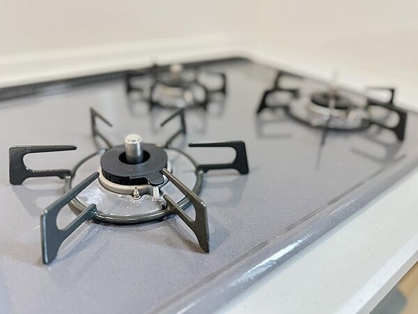 同時調理が可能な三口ガスコンロ。毎日のお料理を効率よくサポートしてくれます。
