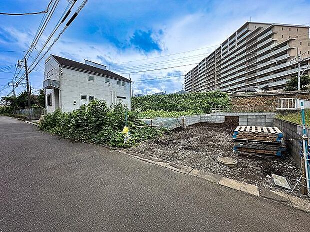11月完成予定の新築分譲住宅。最新設備と収納力に優れた住まいで、毎日の生活がより快適になります。