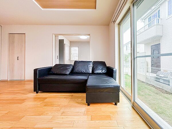 窓から差し込む柔らかな光が心地よい居室は、広さがあり、のびのびとした気分で過ごせます。趣味やリラックスの時間を楽しめる多用途な空間で、心安らぐ毎日が広がります。※家具は販売に含まれません。