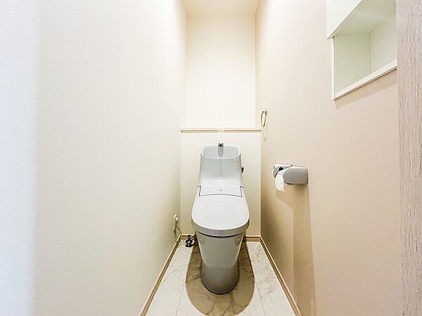 清潔感のあるトイレは、シンプルでモダンなデザインが魅力です。広めのスペースでゆったりと使えるため、毎日の生活がより快適に。綺麗だからこその心地よさを感じられる空間です。