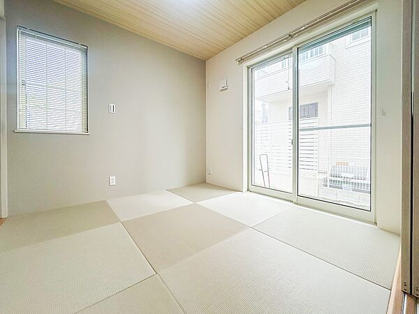 和室は、家族の集まりやおもてなしにもぴったりの空間。畳の温もりと柔らかな雰囲気がリラックスできる時間を提供してくれます。心安らぐ空間で、季節の変化を感じながら、穏やかなひとときを過ごせます。