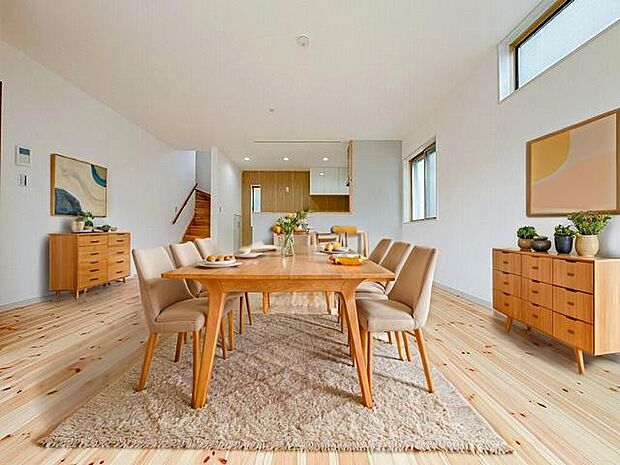 建売では珍しい無垢フローリングを採用したリビング。木の温もりと香りが広がり、素足でも心地よい快適空間。家族が自然と集まる憩いの場です。※画像にはCG加工を施しています。