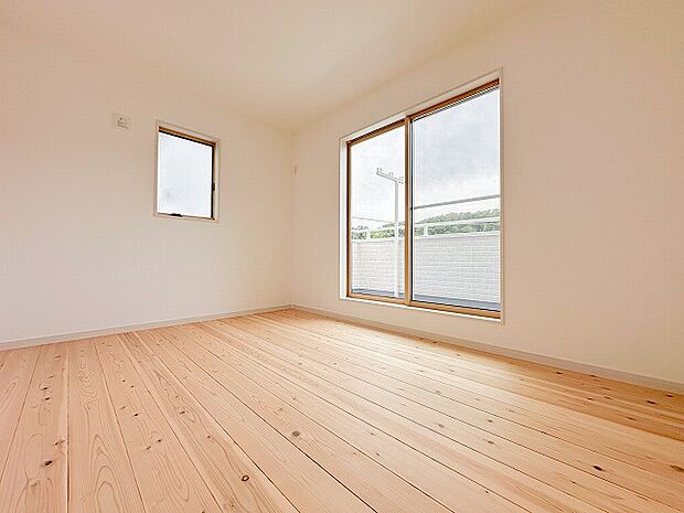 6.0帖の洋室は子供部屋や書斎に最適。南向きの大きな窓から光が差し込み、明るく快適な空間です。シンプルな設計で家具配置も自由自在です。