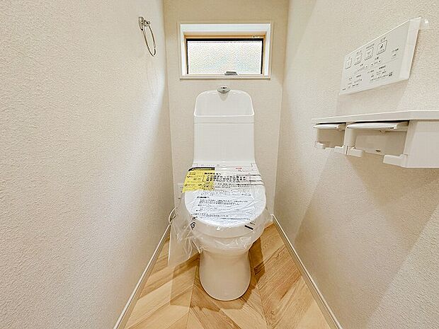 温水洗浄機能付きトイレを新設。小窓が付いて換気もしやすく、ナチュラルな内装が清潔感を演出する快適な空間です。