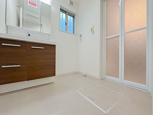 ゆとりのある脱衣スペースで、洗濯機置場も確保。家事動線が良く、日常の使いやすさを考えた快適な水回り空間です。