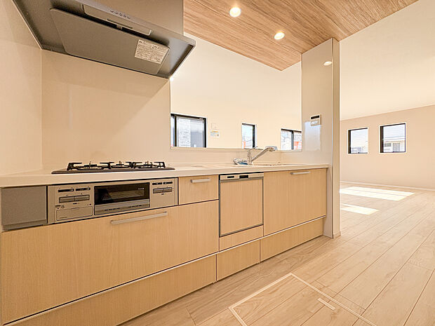 広々としたキッチンは、家族みんなで料理を楽しむのにぴったり。収納力が充実しており、調理器具や食材もすっきり片付けられます。さらに、お手入れがしやすい設計で、毎日の料理が快適に進みます。