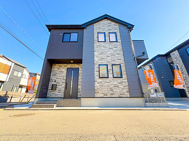 重厚感のある建売住宅の外観は、住む人に安心感をもたらします。シックな色合いが特徴で、落ち着いた雰囲気の中に温かみを感じるデザイン。長く愛着が持てる外観が魅力の住まいです。