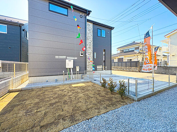 お庭は広さがあり、植物を育てたり、のんびりと過ごす場所としてもおすすめです。自然を身近に感じられる空間で、リラックスできるひとときが過ごせます。毎日の生活が豊かで穏やかなものに。