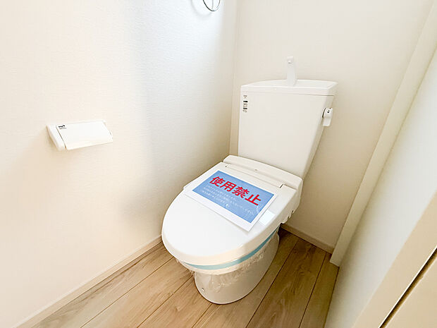 清潔感あふれるモダンなトイレは、快適な毎日をサポート。温水洗浄機能付きで、家族みんなが気持ちよく使えます。