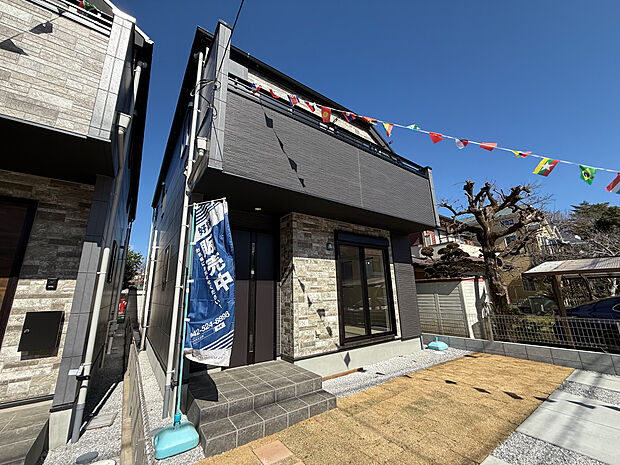 直線美が織りなす、幾何学的な美。時代に流されない凛とした佇まいが、住むほどに誇りとなります。