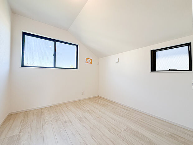 おもちゃを広げてのびのび遊べるゆとり。お子様の自由な感性を育み、思い出を刻む明るい空間。