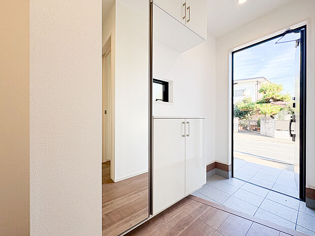 広い玄関は、家の顔となるスペースにゆとりと開放感をもたらします。ドアを開けた瞬間に広がるゆったりとした空間は、訪れる人を温かく迎え、住む人にとっても特別な場所です。