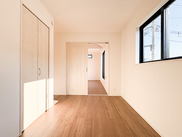 スライドの扉を開けると約12帖の広々とした空間に生まれ変わります。様々な用途に対応のできる使い勝手のいい洋室です。