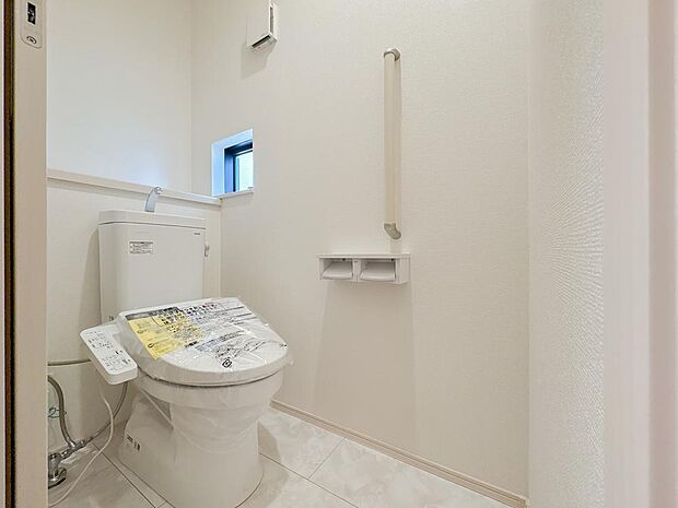 いつまでも清潔な空間であって頂けますように、目に留まるだけではなく、汚れをふき取り易いフロアと壁紙をチョイス致しました。洗浄便座になっておりますので、とても清潔にご使用いただけます。