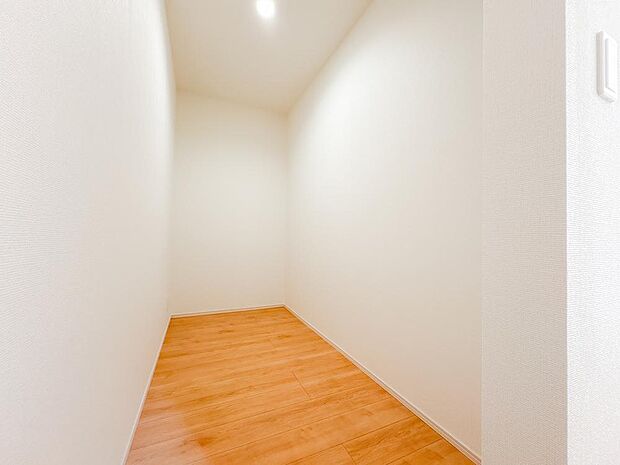 建物内部の収納には拘りました。共有部分に設けた収納。少しでも空いているスペースを収納にすることで、無駄のない空間を演出しております。お荷物が多い方にも安心です。是非、現地をご確認ください。