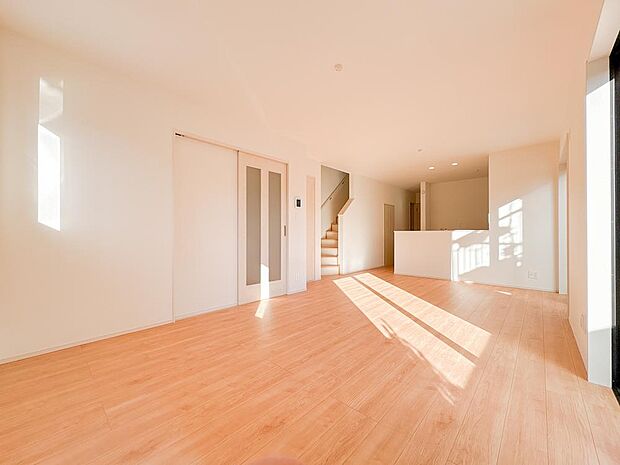 お洒落な木目の風合いが柔らかな陽光に照らされ、何とも言えない高級感を生み出します。造りこんだ空間演出の妙が生み出す光と質のハーモニーはこの住宅のクオリティの良さを実感させてくれます。家族とのコミュニケ