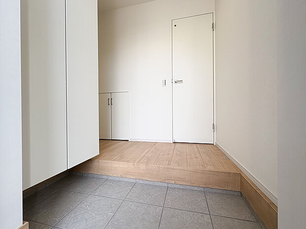 大容量シューズボックス付きの玄関。 いつも清潔感があり、家族を気持ちよく迎える空間。