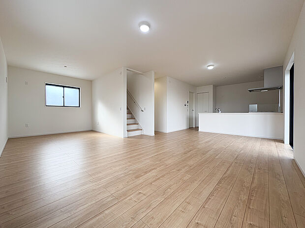 開放感あふれるLDK。明るい日差しが差し込む、家族団らんの特等席。