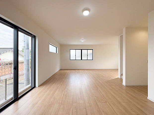 二面採光の明るいリビング。自由なレイアウトで理想の空間を実現。