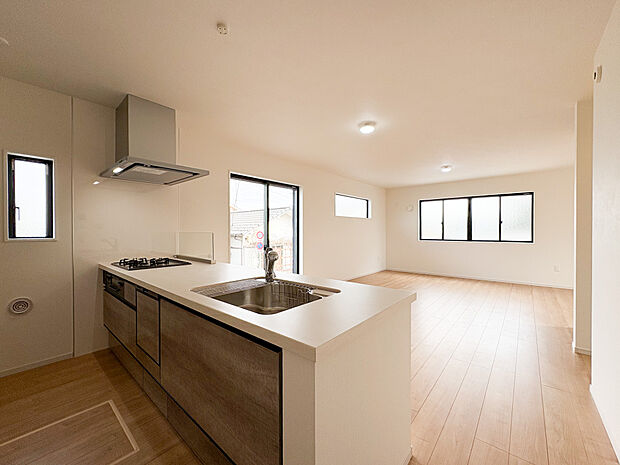 会話が弾む対面キッチン。リビングを見渡せ、お子様を見守りながら料理ができる。