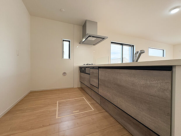 モダンな木目調キッチン。収納力と機能性を両立した使いやすい設計。