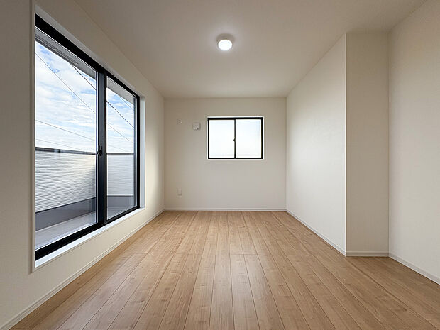 大きな窓から光が差し込む主寝室。 開放感あふれる空間で、朝も気持ちよく迎えられる。