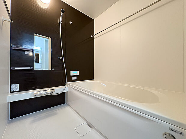 一日の疲れを癒すゆったりとした浴槽。 落ち着いた色合いのアクセントパネルでリラックス空間。