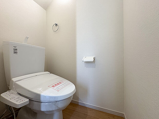 ウォシュレット付きの快適なトイレ。 窓付きで換気もでき、清潔に保てる空間。