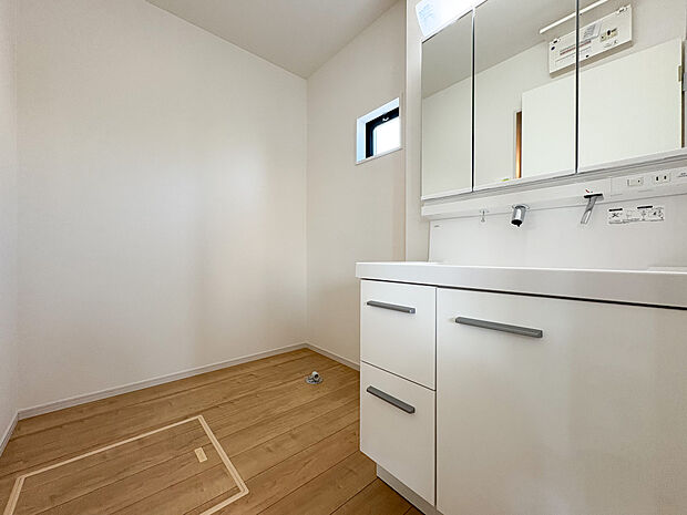 三面鏡付き洗面台で朝の準備もスムーズ。 豊富な収納と清潔感のある空間。