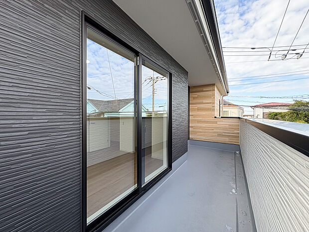 陽当たり良好なワイドバルコニー。 洗濯物干しはもちろん、屋外でのリフレッシュにも最適。